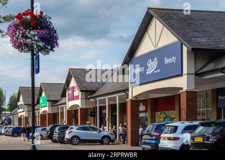 Two Rivers Centre, magasins et restaurants à Staines-upon-Thames, Surrey, Angleterre, Royaume-Uni Banque D'Images