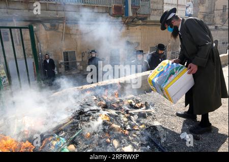 200408 -- JÉRUSALEM, le 8 avril 2020 Xinhua -- les Juifs ultra-orthodoxes brûlent des objets levés pendant les derniers préparatifs avant le début de la fête de la Pâque juive à Jérusalem, le 8 avril 2020. Photo de Gil Cohen Magen/Xinhua MIDEAST-JERUSALEM-PASSOVER-PREPARATION PUBLICATIONxNOTxINxCHN Banque D'Images