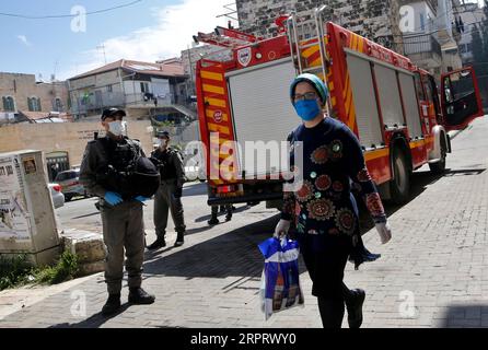 200408 -- JÉRUSALEM, le 8 avril 2020 Xinhua -- des policiers israéliens portant des masques faciaux sont vus dans une rue du quartier de Mea Shearim à Jérusalem, le 8 avril 2020. Israël a signalé six nouveaux cas de décès dus au nouveau coronavirus, portant le nombre de morts à 71, a déclaré mercredi le ministère de la Santé de l'État. Le ministère a ajouté qu’un total de 9 404 personnes en Israël ont été testées positives au COVID-19 jusqu’à présent. Photo de Gil Cohen Magen/Xinhua MIDEAST-JERUSALEM-COVID-19-COUVRE-FEU PUBLICATIONxNOTxINxCHN Banque D'Images