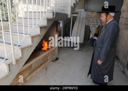 200408 -- JÉRUSALEM, le 8 avril 2020 Xinhua -- un juif ultra-orthodoxe brûle des objets levés pendant les derniers préparatifs avant le début de la fête de la Pâque juive à Jérusalem, le 8 avril 2020. Photo de Gil Cohen Magen/Xinhua MIDEAST-JERUSALEM-PASSOVER-PREPARATION PUBLICATIONxNOTxINxCHN Banque D'Images