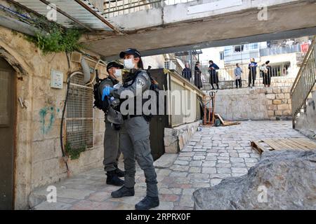200408 -- JÉRUSALEM, le 8 avril 2020 Xinhua -- des policiers israéliens portant des masques faciaux patrouillent dans une rue du quartier de Mea Shearim à Jérusalem, le 8 avril 2020. Israël a signalé six nouveaux cas de décès dus au nouveau coronavirus, portant le nombre de morts à 71, a déclaré mercredi le ministère de la Santé de l'État. Le ministère a ajouté qu’un total de 9 404 personnes en Israël ont été testées positives au COVID-19 jusqu’à présent. Photo de Gil Cohen Magen/Xinhua MIDEAST-JERUSALEM-COVID-19-COUVRE-FEU PUBLICATIONxNOTxINxCHN Banque D'Images