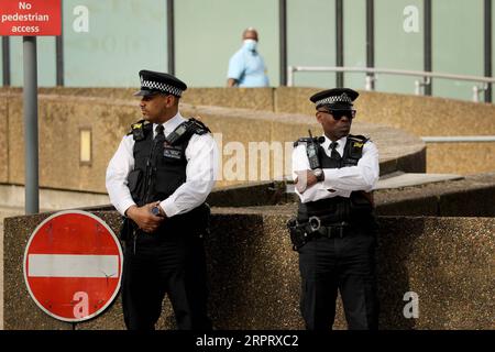 200409 -- LONDRES, le 9 avril 2020 Xinhua -- la police garde l'hôpital St Thomas où le Premier ministre britannique Boris Johnson reste en soins intensifs à Londres, en Grande-Bretagne, le 8 avril 2020. Lors du point de presse quotidien de Downing Street mercredi, le chancelier de l'Échiquier Rishi Sunak a déclaré que l'état de santé du Premier ministre Boris Johnson s'améliorait et restait en soins intensifs. Johnson a été admis à l’hôpital St Thomas de Londres avec des symptômes persistants dimanche soir, 10 jours après avoir été testé positif au COVID-19. Il a été transféré en soins intensifs lundi soir après que ses symptômes de coronavirus se soient aggravés Banque D'Images