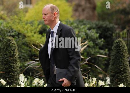 200409 -- LONDRES, le 9 avril 2020 Xinhua -- Directeur médical CMO pour l'Angleterre le professeur Chris Whitty arrive au 10 Downing Street pour une réunion, à Londres, en Grande-Bretagne, le 8 avril 2020. Lors du point de presse quotidien de Downing Street mercredi, le chancelier de l'Échiquier Rishi Sunak a déclaré que l'état de santé du Premier ministre Boris Johnson s'améliorait et restait en soins intensifs. Johnson a été admis à l’hôpital St Thomas de Londres avec des symptômes persistants dimanche soir, 10 jours après avoir été testé positif au COVID-19. Il a été transféré en soins intensifs lundi soir après que ses symptômes de coronavirus se soient aggravés. Banque D'Images