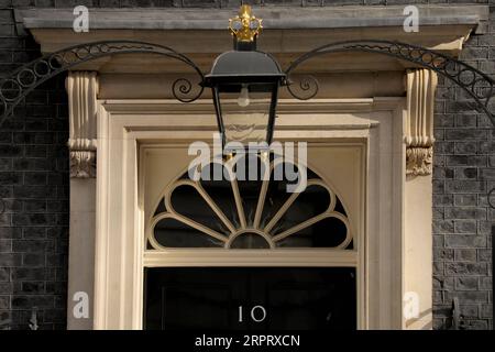 200409 -- LONDRES, le 9 avril 2020 Xinhua -- une photo prise le 8 avril 2020 montre la porte fermée du 10 Downing Street à Londres, en Grande-Bretagne. Lors du point de presse quotidien de Downing Street mercredi, le chancelier de l'Échiquier Rishi Sunak a déclaré que l'état de santé du Premier ministre Boris Johnson s'améliorait et restait en soins intensifs. Johnson a été admis à l’hôpital St Thomas de Londres avec des symptômes persistants dimanche soir, 10 jours après avoir été testé positif au COVID-19. Il a été transféré en soins intensifs lundi soir après que ses symptômes de coronavirus se soient aggravés. Photo de Tim Ireland/Xinhua UK-LONDON-COVID-19-PM- Banque D'Images