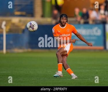 Barrow à Furness, Royaume-Uni. 05 septembre 2023. Dominic Thompson #23 de Blackpool croise le ballon lors du match du trophée EFL Barrow vs Blackpool au SO Legal Stadium, Barrow-in-Furness, Royaume-Uni, le 5 septembre 2023 (photo Steve Flynn/News Images) à Barrow-in-Furness, Royaume-Uni le 9/5/2023. (Photo Steve Flynn/News Images/Sipa USA) crédit : SIPA USA/Alamy Live News Banque D'Images