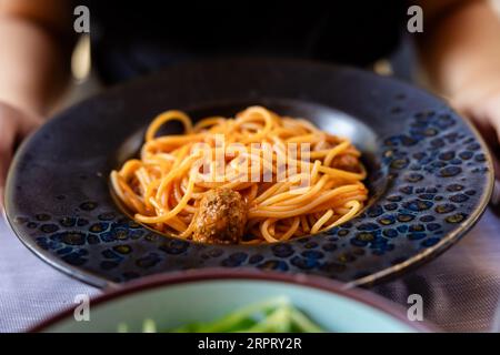 Pâtes fraîches spaghetti et boulettes de viande à Rome Italie dans un restaurant Banque D'Images