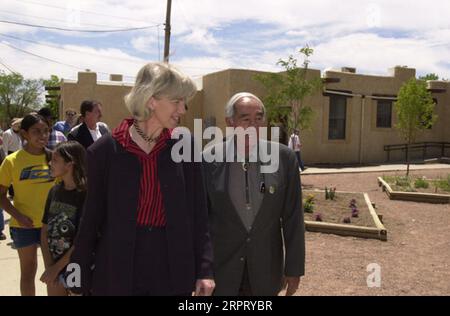 Secrétaire Gale Norton, avant gauche, en visite du terrain de l'école élémentaire Isleta, Isleta, Nouveau-Mexique. L'école, desservant le Pueblo d'Isleta, était l'un des nombreux arrêts de la visite du secrétaire Norton au Nouveau Mexique soulignant le soutien fédéral aux écoles amérindiennes Banque D'Images