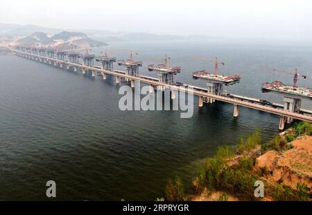 200409 -- ZHENGZHOU, le 9 avril 2020 -- une photo aérienne prise le 9 avril 2020 montre le chantier de construction d'un pont de l'autoroute Mianchi-Yuanqu au-dessus du fleuve jaune, dans la province du Henan au centre de la Chine. Le pont est une importante voie express interprovinciale reliant les provinces du Shanxi et du Henan, avec une longueur nominale de 1 757 mètres et une largeur de 33 mètres. Le projet devrait être achevé et ouvert à la circulation d'ici la fin de 2020. CHINE-HENAN-YELLOW RIVER-BRIDGE-CONSTRUCTION CN ZHUXXIANG PUBLICATIONXNOTXINXCHN Banque D'Images