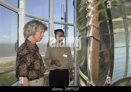 Le secrétaire Gale Norton visite le phare de Tybee Island, près de Savannah, en Géorgie, pour marquer le transfert de la garde du phare de la Garde côtière à la Tybee Island Historical Society. La photographie a été sélectionnée pour être utilisée dans la préparation de la vidéo du ministère de l'intérieur sur la tenure Norton Banque D'Images