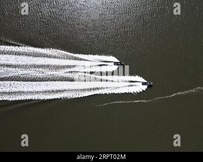 Drone aérien vue de haut en bas de deux hors-bord et des réveils Banque D'Images