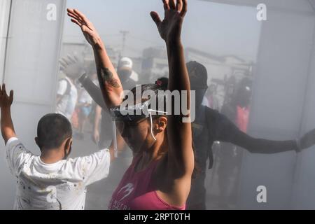 200410 -- BEIJING, le 10 avril 2020 -- les consommateurs passent par un tunnel de désinfection avant d'entrer dans un marché à Santiago, au Chili, le 8 avril 2020. Photo de /Xinhua XINHUA PHOTOS DU JOUR JorgexVillegas PUBLICATIONxNOTxINxCHN Banque D'Images