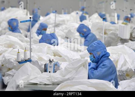 200410 -- BEIJING, le 10 avril 2020 -- des travailleurs fabriquent des combinaisons de protection dans un atelier du groupe Yadu à Changyuan, dans la province du Henan, au centre de la Chine, le 9 avril 2020. PHOTOS XINHUA DU JOUR LixJianan PUBLICATIONxNOTxINxCHN Banque D'Images