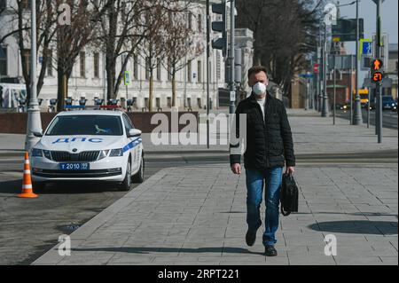 200409 -- MOSCOU, le 9 avril 2020 Xinhua -- Un homme portant un masque facial marche dans la rue à Moscou, Russie, le 9 avril 2020. Les cas de COVID-19 en Russie ont augmenté d un nouveau record quotidien de 1 459 au cours des dernières 24 heures pour atteindre 10 131 jeudi, couvrant la plupart des régions du pays, ont montré les données officielles. Le nombre de morts est passé à 76 par rapport à la veille s 63, et 698 personnes se sont rétablies, dont 118 au cours des dernières 24 heures, a déclaré le centre de réponse au coronavirus de la Russie dans un communiqué. Xinhua/Evgeny Sinitsyn RUSSIE-MOSCOU-COVID-19 PUBLICATIONxNOTxINxCHN Banque D'Images