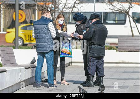 200409 -- MOSCOU, le 9 avril 2020 Xinhua -- des policiers sont en service dans la rue à Moscou, Russie, le 9 avril 2020. Les cas de COVID-19 en Russie ont augmenté d un nouveau record quotidien de 1 459 au cours des dernières 24 heures pour atteindre 10 131 jeudi, couvrant la plupart des régions du pays, ont montré les données officielles. Le nombre de morts est passé à 76 par rapport à la veille s 63, et 698 personnes se sont rétablies, dont 118 au cours des dernières 24 heures, a déclaré le centre de réponse au coronavirus de la Russie dans un communiqué. Xinhua/Evgeny Sinitsyn RUSSIE-MOSCOU-COVID-19 PUBLICATIONxNOTxINxCHN Banque D'Images