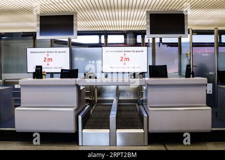 200410 -- BERLIN, le 10 avril 2020 Xinhua -- des panneaux pour signaler aux passagers qui gardent la distance sont vus à l'aéroport de Berlin Tegel à Berlin, capitale de l'Allemagne, le 9 avril 2020. Photo de Binh Truong/Xinhua ALLEMAGNE-COVID-19-GARDER LES DISTANCES-MESURES PUBLICATIONxNOTxINxCHN Banque D'Images