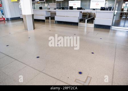 200410 -- BERLIN, le 10 avril 2020 Xinhua -- des endroits pour remarquer les passagers qui gardent la distance sont vus à l'aéroport de Berlin Tegel à Berlin, capitale de l'Allemagne, le 9 avril 2020. Photo de Binh Truong/Xinhua ALLEMAGNE-COVID-19-GARDER LES DISTANCES-MESURES PUBLICATIONxNOTxINxCHN Banque D'Images