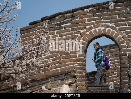 200410 -- PÉKIN, le 10 avril 2020 -- une photo prise le 10 avril 2020 montre le paysage printanier de la Grande Muraille de Mutianyu à Pékin, capitale de la Chine. CHINE-PÉKIN-GRAND MUR-DÉCOR CN ZHANGXCHENLIN PUBLICATIONXNOTXINXCHN Banque D'Images