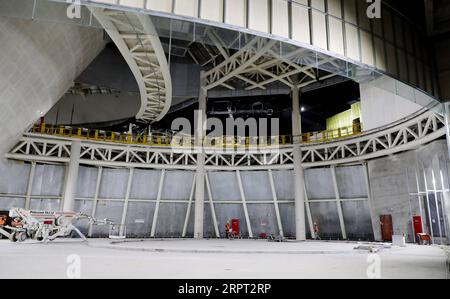 200410 -- SHANGHAI, le 10 avril 2020 -- le personnel travaille sur le site de construction du Planétarium de Shanghai, une succursale du Musée des sciences et de la technologie de Shanghai, à Shanghai, dans l est de la Chine, le 10 avril 2020. La construction a repris le 11 mars au Planétarium de Shanghai, qui devrait être le plus grand du genre au monde en termes de surface de plancher brute lors de son ouverture officielle en 2021. Situé dans le nouveau quartier de Pudong, le planétarium occupe une surface brute de 38 164 mètres carrés, soit environ la moitié de celle du Louvre à Paris. CHINE-SHANGHAI-PLANÉTARIUM-CONSTRUCTION CN FangxZhe PUBLICATIONxNOTxINxCHN Banque D'Images