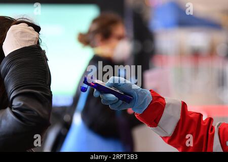 200410 -- ROME, le 10 avril 2020 Xinhua -- un membre du personnel de la Croix-Rouge italienne vérifie la température des passagers arrivant à la gare Termini à Rome, Italie, le 9 avril 2020. La pandémie de coronavirus a coûté la vie à 18 279 personnes en Italie verrouillée, ce qui porte le nombre total d infections, de décès et de reprises à 143 626 jeudi, selon les dernières données publiées par le Département de la protection civile du pays. Bureau de presse de Ferrovie Italiane/document via Xinhua ITALY-ROME-COVID-19-MEASURES PUBLICATIONxNOTxINxCHN Banque D'Images