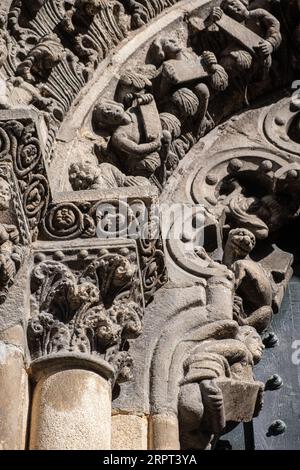 Détail de la porte de la façade sud de la cathédrale d'Ourense. Banque D'Images