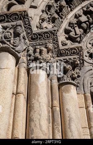 Détail de la porte de la façade sud de la cathédrale d'Ourense. Banque D'Images