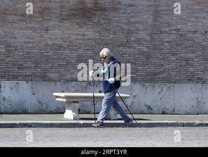 200410 -- ROME, le 10 avril 2020 Xinhua -- Un homme marche sur la Piazza del Popolo à Rome, Italie, le 10 avril 2020. Vendredi, le Premier ministre italien Giuseppe Conte a prolongé le confinement national du COVID-19 au moins jusqu'au 3 mai. La pandémie de COVID-19 a coûté la vie à 18 849 personnes en Italie enfermée, ce qui porte le nombre total d infections, de décès et de reprises à 147 577 depuis le début de la pandémie ici fin février, selon de nouvelles données publiées vendredi par le Département de la protection civile du pays. Photo Augusto Casasoli/Xinhua ITALIE-ROME-COVID-19-MESURES PUBLICATIONxNOTxINxCHN Banque D'Images