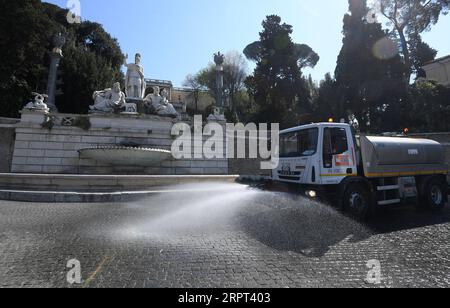 200410 -- ROME, le 10 avril 2020 Xinhua -- Un camion sanitaire nettoie le sol de la Piazza del Popolo à Rome, Italie, le 10 avril 2020. Vendredi, le Premier ministre italien Giuseppe Conte a prolongé le confinement national du COVID-19 au moins jusqu'au 3 mai. La pandémie de COVID-19 a coûté la vie à 18 849 personnes en Italie enfermée, ce qui porte le nombre total d infections, de décès et de reprises à 147 577 depuis le début de la pandémie ici fin février, selon de nouvelles données publiées vendredi par le Département de la protection civile du pays. Photo de Augusto Casasoli/Xinhua ITALY-ROME-COVID-19-MEASURES PUB Banque D'Images