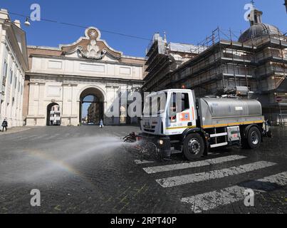 200410 -- ROME, le 10 avril 2020 Xinhua -- Un camion sanitaire nettoie le sol de la Piazza del Popolo à Rome, Italie, le 10 avril 2020. Vendredi, le Premier ministre italien Giuseppe Conte a prolongé le confinement national du COVID-19 au moins jusqu'au 3 mai. La pandémie de COVID-19 a coûté la vie à 18 849 personnes en Italie enfermée, ce qui porte le nombre total d infections, de décès et de reprises à 147 577 depuis le début de la pandémie ici fin février, selon de nouvelles données publiées vendredi par le Département de la protection civile du pays. Photo de Augusto Casasoli/Xinhua ITALY-ROME-COVID-19-MEASURES PUB Banque D'Images