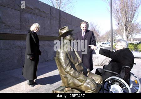 Secrétaire Gale Norton, ancien Président George H.W. Bush, Président de l'Organisation nationale pour le handicap Michael Deland, de gauche à droite, inspectant la statue de Franklin Delano Roosevelt en fauteuil roulant, lors de la visite au Mémorial Franklin Delano Roosevelt pour dévoiler le panneau d'inauguration de la statue. La photographie a été utilisée dans la vidéo intérieure sur Norton Era Banque D'Images