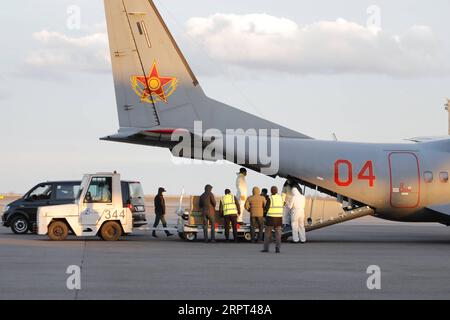 200411 -- PÉKIN, le 11 avril 2020 -- des travailleurs déchargent des fournitures médicales fournies par les Chinois à l'aéroport international Nursultan Nazarbayev, Nur-Sultan, Kazakhstan, le 9 avril 2020. Une équipe médicale chinoise est arrivée jeudi dans la capitale kazakhe Nur-Sultan pour aider le Kazakhstan dans ses efforts de lutte contre le COVID-19. Photo de /Xinhua XINHUA PHOTOS DU JOUR KalizhanxOspanov PUBLICATIONxNOTxINxCHN Banque D'Images