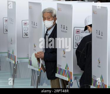 200411 -- BEIJING, le 11 avril 2020 -- les électeurs remplissent leur bulletin de vote dans un bureau de vote à Séoul, en Corée du Sud, le 10 avril 2020. Un vote anticipé de deux jours pour l'élection de l'Assemblée nationale de Corée du Sud, qui aura lieu le 15 avril, a commencé vendredi. Photo de /Xinhua XINHUA PHOTOS DU JOUR LeexSang-ho PUBLICATIONxNOTxINxCHN Banque D'Images