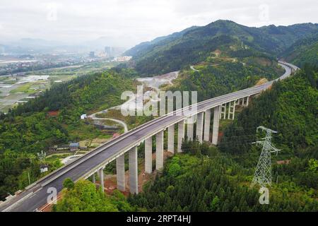 200403 -- PÉKIN, le 11 avril 2020 -- une photo aérienne prise le 3 avril 2020 montre le grand pont Yuezhaixi de la voie express Jianhe-Rongjiang en construction dans la province du Guizhou du sud-ouest de la Chine. Xinhua Headlines : l’économie mondiale se dirige vers les heures les plus sombres, mais l’optimisme brille au milieu de la bataille COVID-19 YangxWenbin PUBLICATIONxNOTxINxCHN Banque D'Images