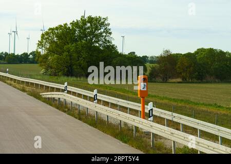 Sécurité routière - boîte orange SOS sur l'autoroute. Banque D'Images