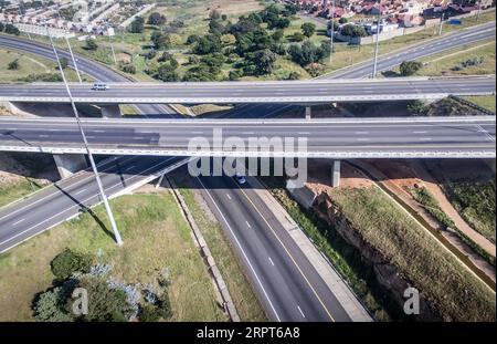 200412 -- JOHANNESBURG, le 12 avril 2020 Xinhua -- une photo aérienne prise le 11 avril 2020 montre des routes vides au milieu de la pandémie de COVID-19 à Johannesburg, en Afrique du Sud. Photo de Shiraaz/Xinhua AFRIQUE DU SUD-JOHANNESBURG-COVID-19 PUBLICATIONxNOTxINxCHN Banque D'Images