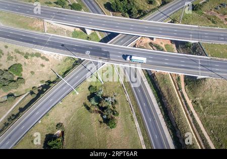 200412 -- JOHANNESBURG, le 12 avril 2020 Xinhua -- une photo aérienne prise le 11 avril 2020 montre des routes vides au milieu de la pandémie de COVID-19 à Johannesburg, en Afrique du Sud. Photo de Shiraaz/Xinhua AFRIQUE DU SUD-JOHANNESBURG-COVID-19 PUBLICATIONxNOTxINxCHN Banque D'Images