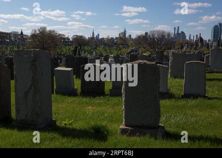 200411 -- NEW YORK, 11 avril 2020 Xinhua -- une photo prise le 11 avril 2020 montre le cimetière du Calvaire, fermé aux visiteurs en raison de la pandémie de coronavirus, dans le Queens de New York, aux États-Unis. Le nombre total de décès dus au COVID-19 aux États-Unis a dépassé 20 000 samedi après-midi, selon les données compilées par le Center for Systems Science and Engineering CSSE de l’Université Johns Hopkins. Photo de Michael Nagle/Xinhua États-Unis-NEW YORK-COVID-19-NOMBRE DE DÉCÈS PUBLICATIONxNOTxINxCHN Banque D'Images