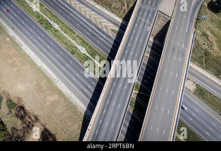 200412 -- JOHANNESBURG, le 12 avril 2020 Xinhua -- une photo aérienne prise le 11 avril 2020 montre des routes vides au milieu de la pandémie de COVID-19 à Johannesburg, en Afrique du Sud. Photo de Shiraaz/Xinhua AFRIQUE DU SUD-JOHANNESBURG-COVID-19 PUBLICATIONxNOTxINxCHN Banque D'Images