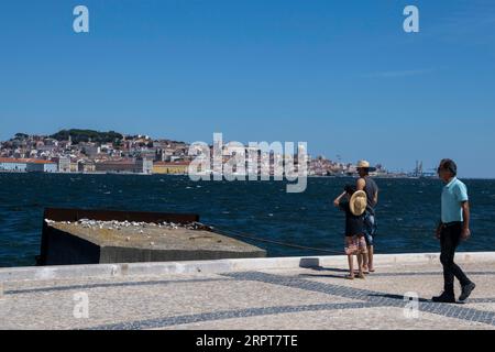 Almada, Portugal. 27 août 2023. Les gens vus marchant dans la zone du vieux port de la ville d'Almada. Situé sur la rive sud du fleuve Tejo, Almada est le meilleur point de vue sur la ville de Lisbonne, avec le château, l'ascenseur panoramique de Boca do Vento et la statue du Christ Roi construite en 1959, ils sont utilisés comme points d'observation. (Photo Jorge Castellanos/SOPA Images/Sipa USA) crédit : SIPA USA/Alamy Live News Banque D'Images