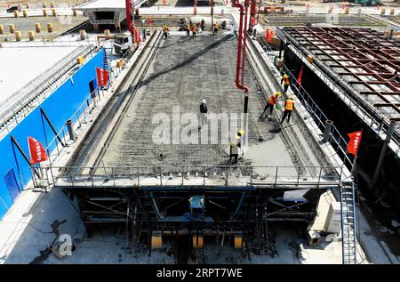 200412 -- ZHENGZHOU, le 12 avril 2020 -- une photo aérienne montre le personnel travaillant dans une zone de production de poutres qui fait partie du chantier de construction d'une ligne de chemin de fer à Zhengzhou, dans la province du Henan du centre de la Chine, le 12 avril 2020. Avec des mesures strictes contre la COVID-19 en place, la construction de la section Zhengzhou de la ligne ferroviaire de Zhengzhou à Jinan, province du Shandong dans l est de la Chine, a progressé de manière régulière. Le chemin de fer de 380 km est conçu pour fonctionner à la vitesse de 350 km/h. CHINE-ZHENGZHOU-CONSTRUCTION FERROVIAIRE À GRANDE VITESSE CN LIXAN PUBLICATIONXNOTXINXCHN Banque D'Images