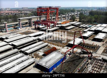 200412 -- ZHENGZHOU, le 12 avril 2020 -- une photo aérienne prise le 12 avril 2020 montre le chantier de construction d'une ligne de chemin de fer à Zhengzhou, dans la province du Henan au centre de la Chine. Avec des mesures strictes contre la COVID-19 en place, la construction de la section Zhengzhou de la ligne ferroviaire de Zhengzhou à Jinan, province du Shandong dans l est de la Chine, a progressé de manière régulière. Le chemin de fer de 380 km est conçu pour fonctionner à la vitesse de 350 km/h. CHINE-ZHENGZHOU-CONSTRUCTION FERROVIAIRE À GRANDE VITESSE CN LIXAN PUBLICATIONXNOTXINXCHN Banque D'Images