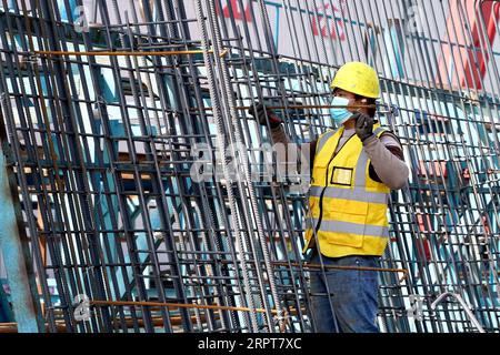 200412 -- ZHENGZHOU, le 12 avril 2020 -- Un ouvrier fouille des barres d'armature dans une zone de production de poutres qui fait partie du chantier de construction d'une ligne de chemin de fer à Zhengzhou, dans la province du Henan du centre de la Chine, le 12 avril 2020. Avec des mesures strictes contre la COVID-19 en place, la construction de la section Zhengzhou de la ligne ferroviaire de Zhengzhou à Jinan, province du Shandong dans l est de la Chine, a progressé de manière régulière. Le chemin de fer de 380 km est conçu pour fonctionner à la vitesse de 350 km/h. CHINE-ZHENGZHOU-CONSTRUCTION FERROVIAIRE À GRANDE VITESSE CN LIXAN PUBLICATIONXNOTXINXCHN Banque D'Images