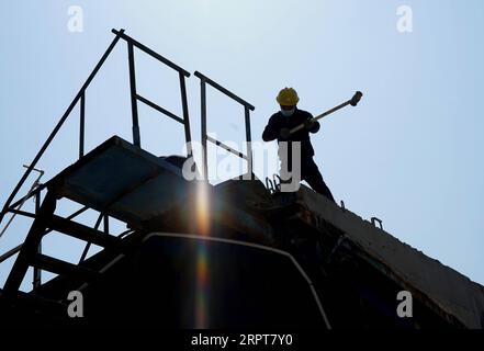 200412 -- ZHENGZHOU, le 12 avril 2020 -- Un ouvrier travaille dans une zone de production de poutres qui fait partie du chantier de construction d'une ligne de chemin de fer à Zhengzhou, dans la province du Henan, au centre de la Chine, le 12 avril 2020. Avec des mesures strictes contre la COVID-19 en place, la construction de la section Zhengzhou de la ligne ferroviaire de Zhengzhou à Jinan, province du Shandong dans l est de la Chine, a progressé de manière régulière. Le chemin de fer de 380 km est conçu pour fonctionner à la vitesse de 350 km/h. CHINE-ZHENGZHOU-CONSTRUCTION FERROVIAIRE À GRANDE VITESSE CN LIXAN PUBLICATIONXNOTXINXCHN Banque D'Images