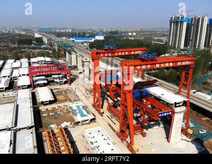 200412 -- ZHENGZHOU, le 12 avril 2020 -- une photo aérienne prise le 12 avril 2020 montre le chantier de construction d'une ligne de chemin de fer à Zhengzhou, dans la province du Henan au centre de la Chine. Avec des mesures strictes contre la COVID-19 en place, la construction de la section Zhengzhou de la ligne ferroviaire de Zhengzhou à Jinan, province du Shandong dans l est de la Chine, a progressé de manière régulière. Le chemin de fer de 380 km est conçu pour fonctionner à la vitesse de 350 km/h. CHINE-ZHENGZHOU-CONSTRUCTION FERROVIAIRE À GRANDE VITESSE CN LIXAN PUBLICATIONXNOTXINXCHN Banque D'Images