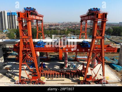 200412 -- ZHENGZHOU, le 12 avril 2020 -- une photo aérienne prise le 12 avril 2020 montre le chantier de construction d'une ligne de chemin de fer à Zhengzhou, dans la province du Henan au centre de la Chine. Avec des mesures strictes contre la COVID-19 en place, la construction de la section Zhengzhou de la ligne ferroviaire de Zhengzhou à Jinan, province du Shandong dans l est de la Chine, a progressé de manière régulière. Le chemin de fer de 380 km est conçu pour fonctionner à la vitesse de 350 km/h. CHINE-ZHENGZHOU-CONSTRUCTION FERROVIAIRE À GRANDE VITESSE CN LIXAN PUBLICATIONXNOTXINXCHN Banque D'Images