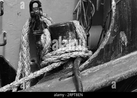 De grands crochets en fer et des cordes épaisses sur les promenades sécurisent les chalutiers de pêche dans le port animé de Plymouth Banque D'Images