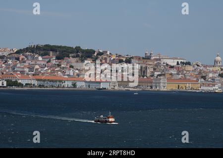 Almada, Portugal. 27 août 2023. Un ferry vu naviguant sur les eaux du fleuve Tejo de la ville de Lisbonne vers la ville d'Almada. Situé sur la rive sud du fleuve Tejo, Almada est le meilleur point de vue sur la ville de Lisbonne, avec le château, l'ascenseur panoramique de Boca do Vento et la statue du Christ Roi construite en 1959, ils sont utilisés comme points d'observation. (Image de crédit : © Jorge Castellanos/SOPA Images via ZUMA Press Wire) USAGE ÉDITORIAL SEULEMENT! Non destiné à UN USAGE commercial ! Banque D'Images