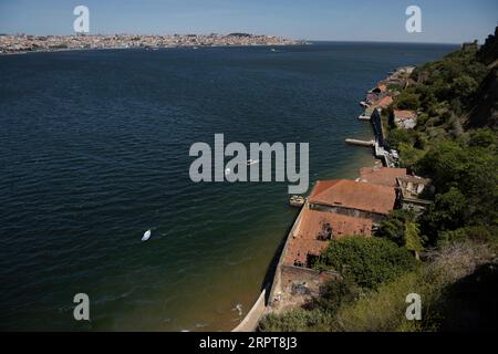 Almada, Portugal. 27 août 2023. Vue générale de la rivière Tejo, qui divise la ville de Lisbonne et la ville d'Almada, Portugal. Situé sur la rive sud du fleuve Tejo, Almada est le meilleur point de vue sur la ville de Lisbonne, avec le château, l'ascenseur panoramique de Boca do Vento et la statue du Christ Roi construite en 1959, ils sont utilisés comme points d'observation. (Image de crédit : © Jorge Castellanos/SOPA Images via ZUMA Press Wire) USAGE ÉDITORIAL SEULEMENT! Non destiné à UN USAGE commercial ! Banque D'Images