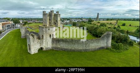 Vue aérienne du château de Trim lieu de tournage populaire pour les films médiévaux Norman Keep avec des murs d'enceinte sur la rivière Boyne dans le comté de Meath Irlande Banque D'Images