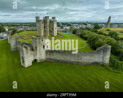Vue aérienne du château de Trim lieu de tournage populaire pour les films médiévaux Norman Keep avec des murs d'enceinte sur la rivière Boyne dans le comté de Meath Irlande Banque D'Images