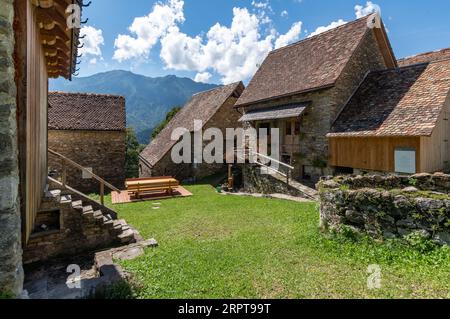 Vue du hameau antique d'ORIAS, près de Pesariis dans le nord de l'Italie, avec les 'stavoli', constructions rurales utilisées dans le passé par les agriculteurs et les éleveurs Banque D'Images